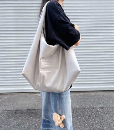 アディダス人気 トレフォイル A4収納 レザー調トート
